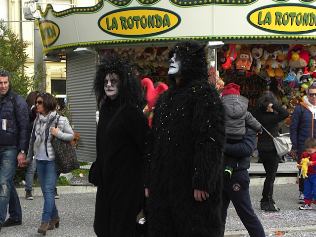イタリア人のお祭りの楽しみ方　Viareggio Carnival in Italy_a0262689_6335284.jpg
