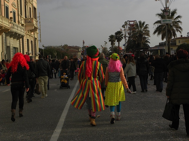 イタリア人のお祭りの楽しみ方　Viareggio Carnival in Italy_a0262689_6353551.jpg