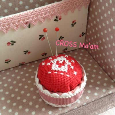 ペットボトルキャップのピンクッション 内堀久美子の刺繍のアトリエ クロスマァム ペットボトルキャップのピンクッション 内堀久美子の刺繍のアトリエ クロスマァム