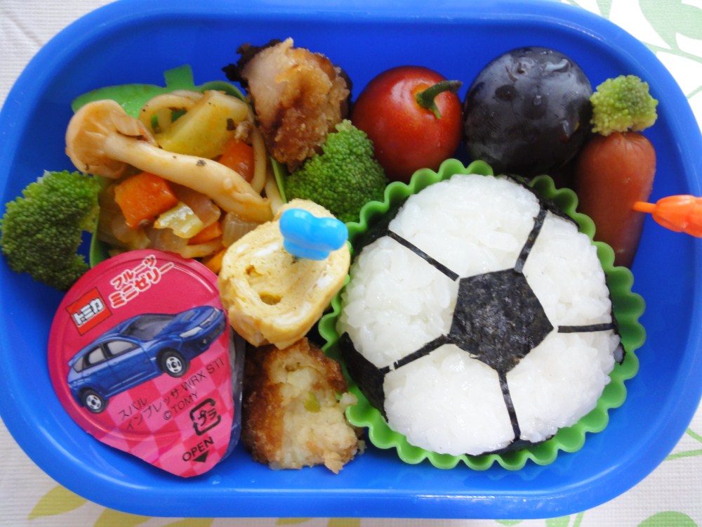 キャラ弁＊サッカーボールお弁当☆_f0285497_1210514.jpg