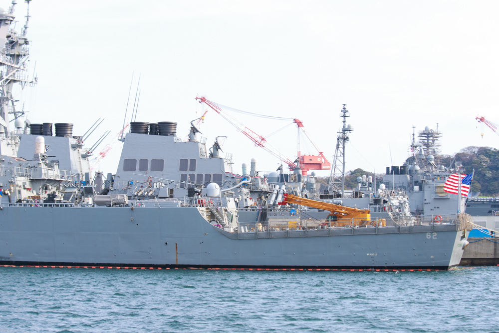 横須賀基地(軍港めぐり)：アーレイ・バーク級ミサイル駆逐艦(イージス艦)_f0219509_4111759.jpg