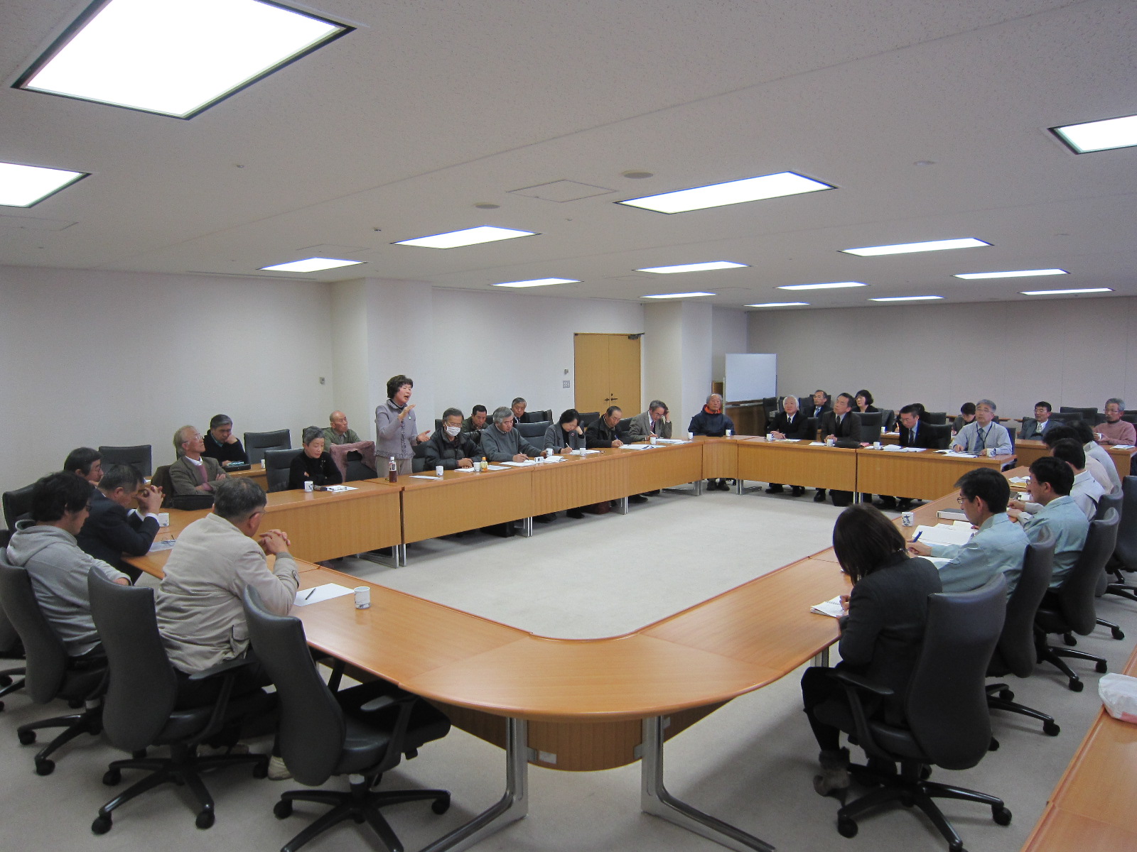 党市議団、大雪による被災農家を見舞い農業再建のための支援策実現に全力_e0260114_2324118.jpg