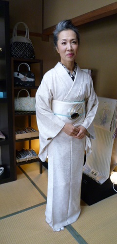 加藤ますえさん・印伝風の羽織と蝶々の漆の帯留。_f0181251_19383492.jpg