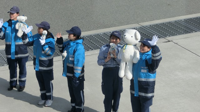 Air Doで神戸から札幌へ Air Doのマスコットのくまくんに見送られ 神戸空港のお土産品 藤田八束の日記 Air Doで神戸から札幌へ Air Doのマスコットのくまくんに見送られ 神戸空港のお土産品 藤田八束の日記