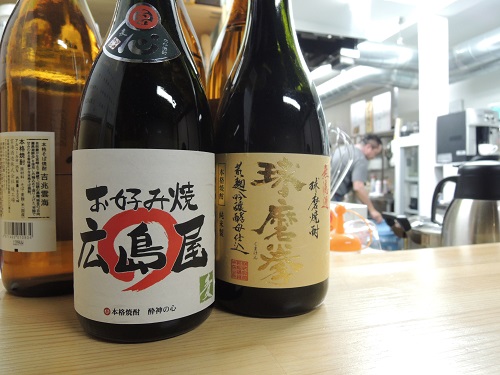 「広島屋」さんの美味しいお好み焼きを食べながらビールを飲む_b0206037_17393738.jpg