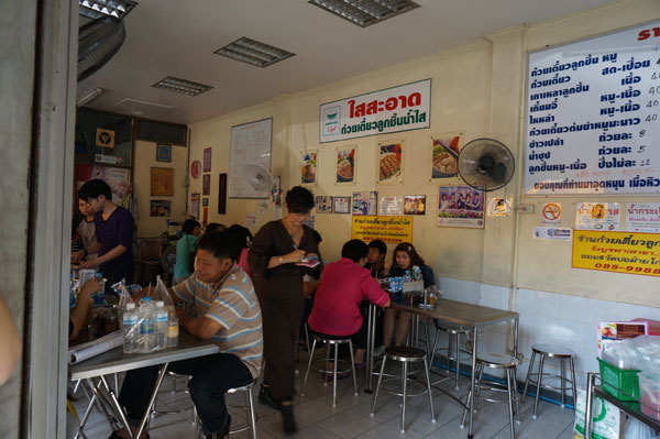 タイ（バンコク・王宮）：名前が分からぬ麺屋とチャイナタウン周辺_b0089578_13262535.jpg