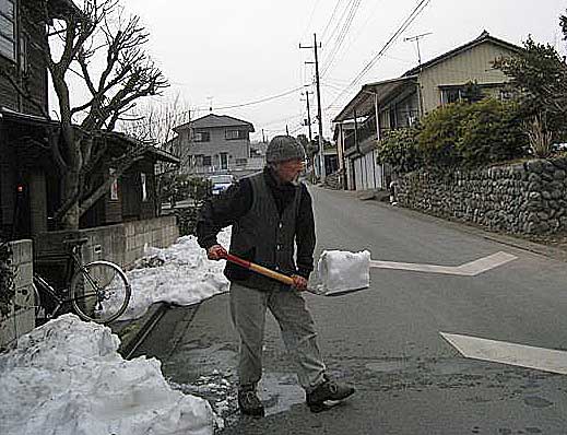 昨日の夕方も雪かき　_c0076682_19133011.jpg