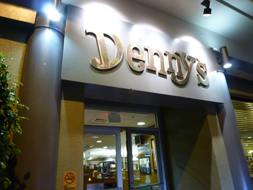 クヒオ通り沿いにあるDenny\'s(デニーズ)_c0152767_22131114.jpg