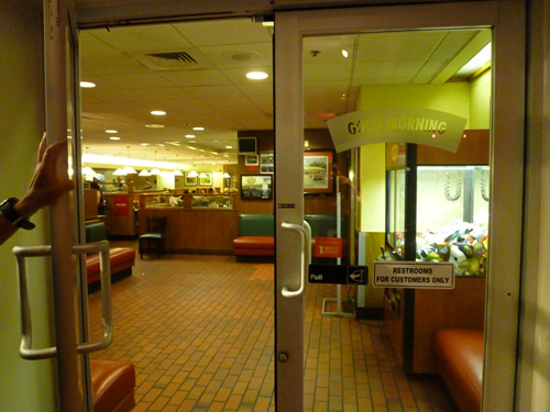 クヒオ通り沿いにあるDenny\'s(デニーズ)_c0152767_22133120.jpg