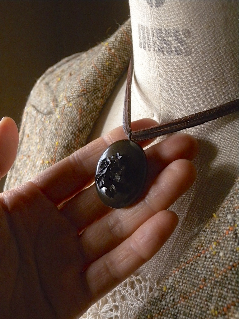 Mourning jewellery 黒のロケット・ペンダント : 満月アンティーク