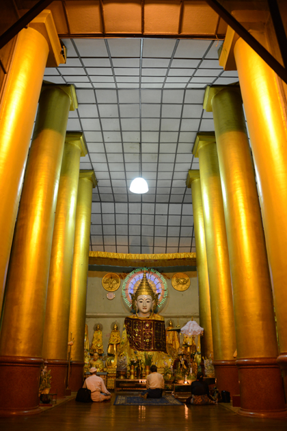 ヤンゴンのシュエダゴォンパヤーのライトアップがすごい！_e0171573_115115.jpg