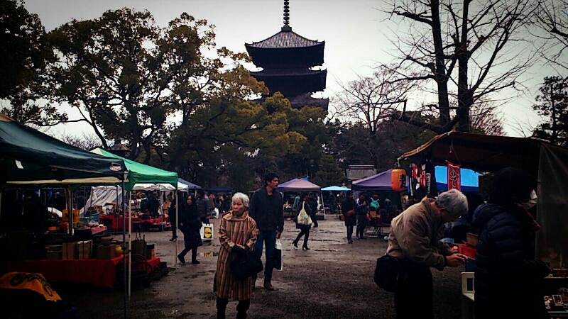 東寺にてがらくた市_f0307818_181888.jpg