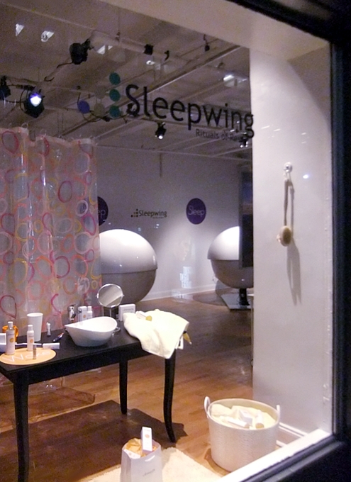 NYの街角に睡眠マシーンのポップアップ展示?!_b0007805_22555159.jpg