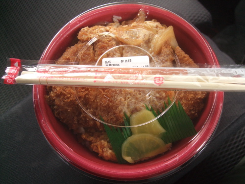 人気メニュー ほっかほっか亭 かつ丼 450円 ほっともっと 旧ロースかつ丼 390円 食べ比べ 食欲記