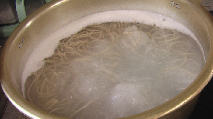 大きい鍋を乾かすには 流れの向こうに 大きい鍋を乾かすには 流れの向こうに