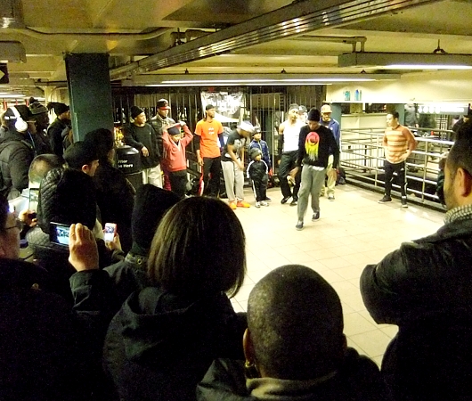 NYの地下鉄で見かけた可愛いチビッ子ヒップホップ・ダンサー_b0007805_05920.jpg