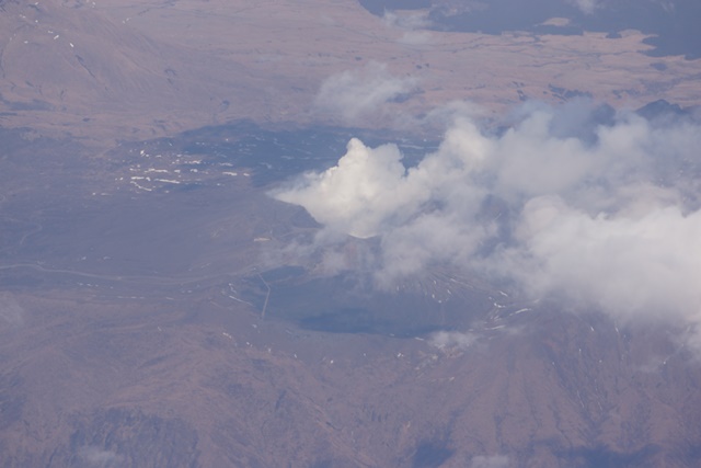 絶景かなANA便からの阿蘇五岳とくまモン、白雲を噴き上げる阿蘇山、快適ANA便から霊峰阿蘇山を観る_d0181492_1844057.jpg