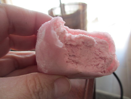 雪見だいふく ♪ とろーり生チョコストロベリー_c0212604_211271.jpg