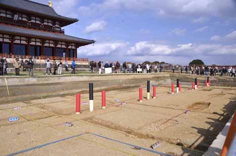 天皇即位など国家儀式に使われた旗竿の跡を発見〜平城宮跡_a0100742_971092.jpg