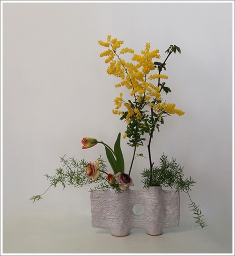 春を呼ぶミモザアカシアを生ける Tamins の花と空と月と