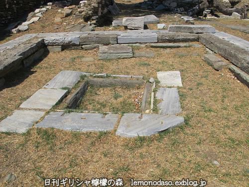 ティノス島キオニアの建物Ｄは神々の小神殿か？_c0010496_20285154.jpg