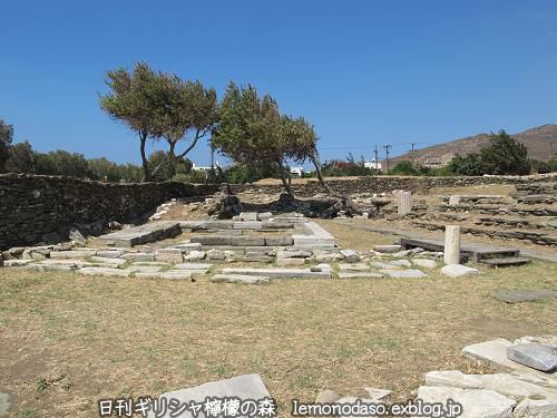 ティノス島キオニアの建物Ｄは神々の小神殿か？_c0010496_20291534.jpg