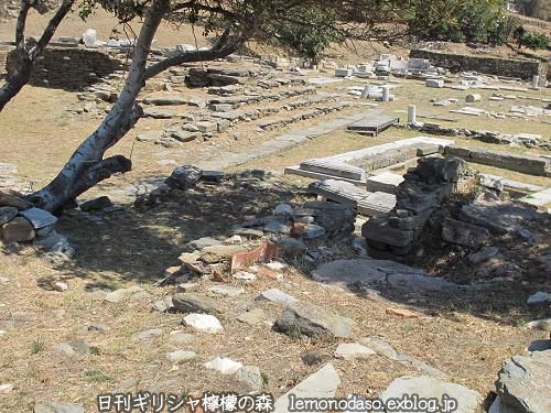 ティノス島キオニアの建物Ｄは神々の小神殿か？_c0010496_20293260.jpg