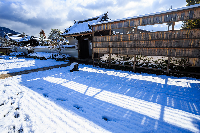 【額縁光景・その17】雪の庭（妙満寺）_f0155048_2325457.jpg