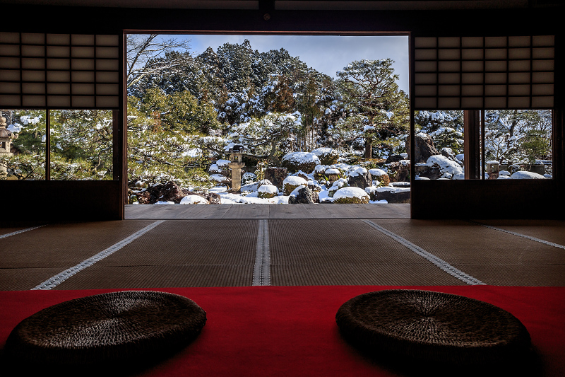 【額縁光景・その17】雪の庭（妙満寺）_f0155048_2327616.jpg