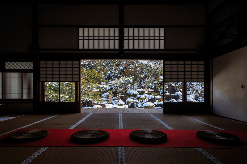 【額縁光景・その17】雪の庭（妙満寺）_f0155048_2328574.jpg