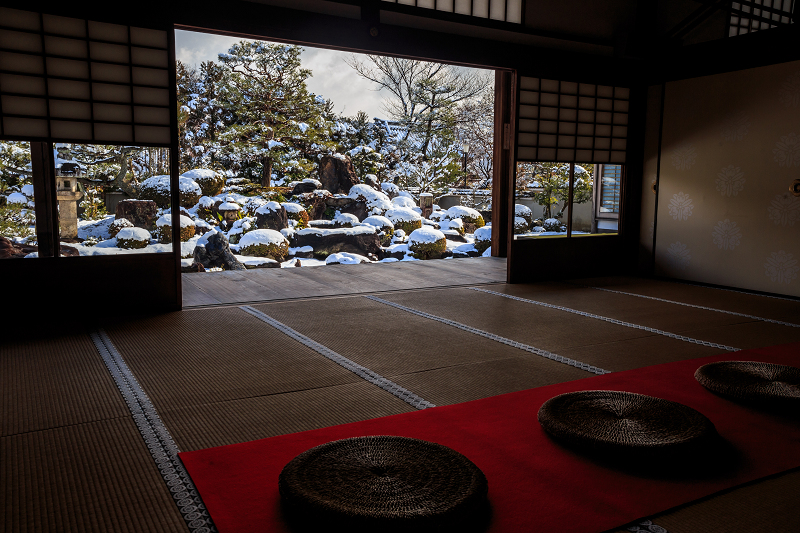 【額縁光景・その17】雪の庭（妙満寺）_f0155048_2329517.jpg
