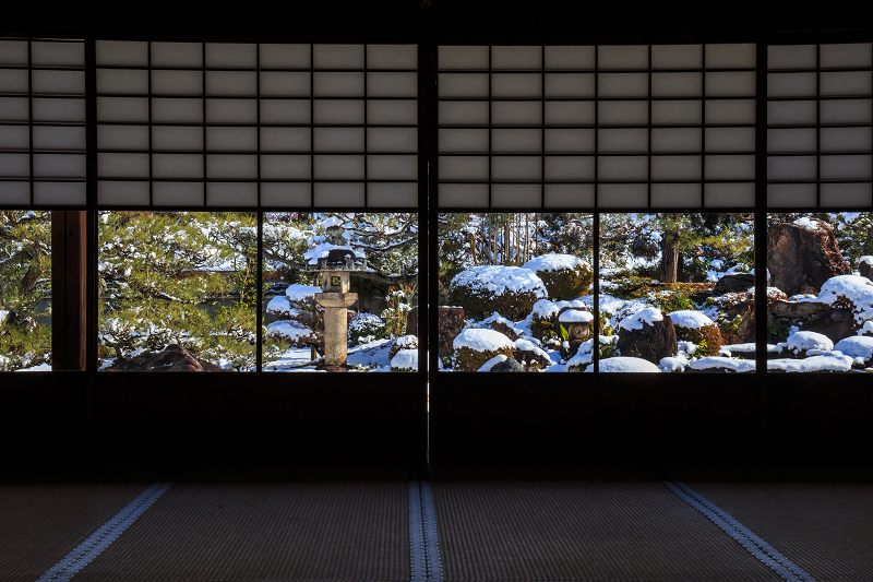 【額縁光景・その17】雪の庭（妙満寺）_f0155048_2331493.jpg