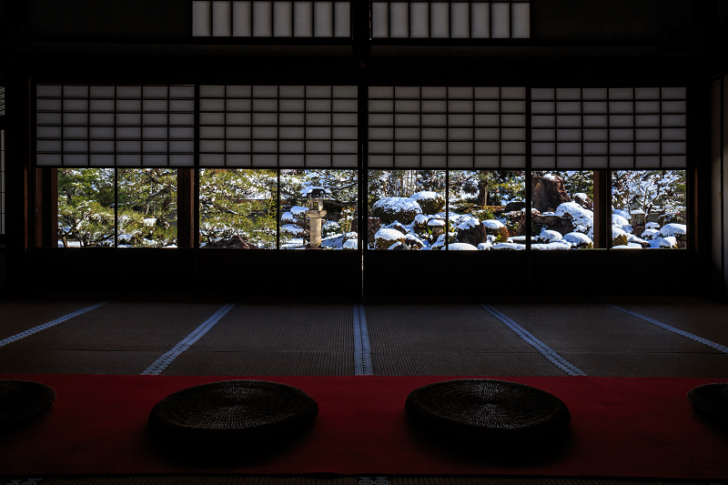 【額縁光景・その17】雪の庭（妙満寺）_f0155048_2331765.jpg