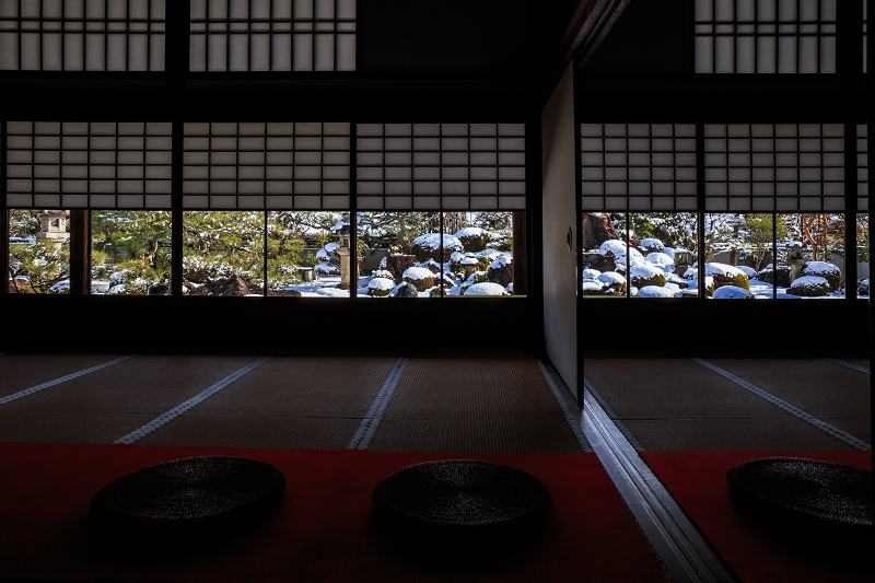 【額縁光景・その17】雪の庭（妙満寺）_f0155048_2332371.jpg