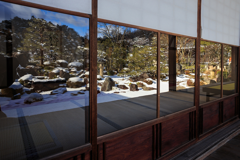 【額縁光景・その17】雪の庭（妙満寺）_f0155048_23325499.jpg