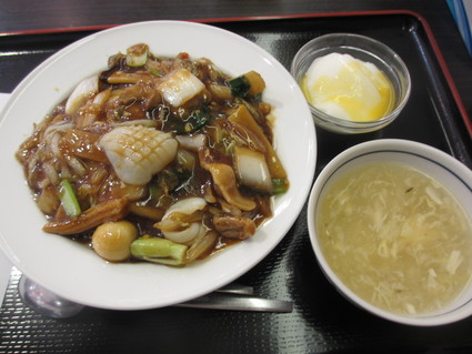 今日は平和に「中華丼」@北京飯店_c0212604_22828100.jpg