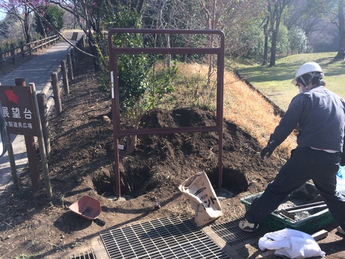 風は看板屋には敵..._b0152079_22512379.jpg