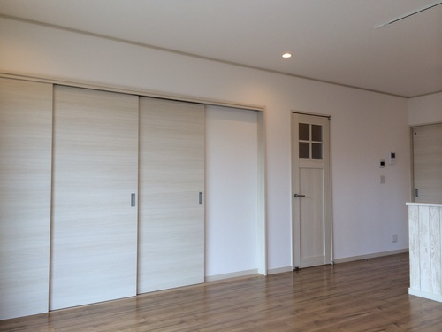 白い建具でコーディネート Vol １ オモダカブログ 思高建設