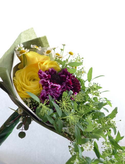 紫のスカビオサを使った花束2種。_b0171193_20232712.jpg