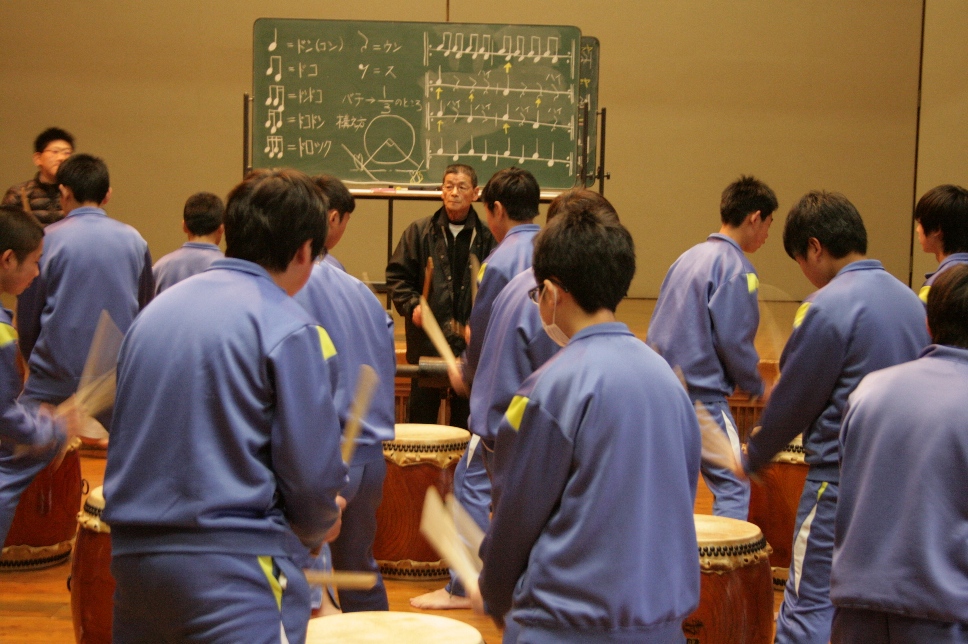 小川中学校和太鼓活用音楽授業（１年１組第２回目）_c0034622_1763790.jpg