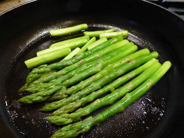 アスパラガスを食べる朝食、_a0170045_4243811.jpg