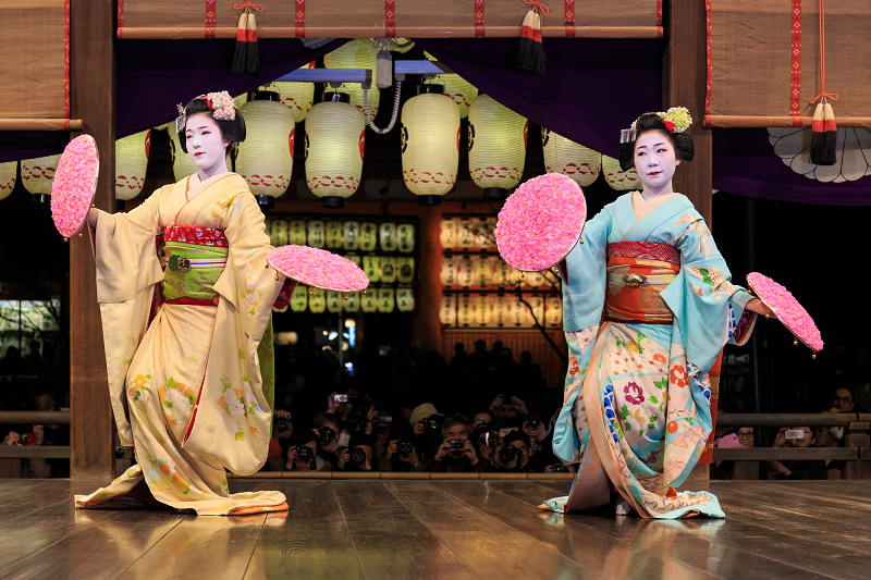 京都・東山花灯路2014　舞踊奉納（祇園甲部・亜矢子さん、恵里葉さん）_f0155048_2347357.jpg