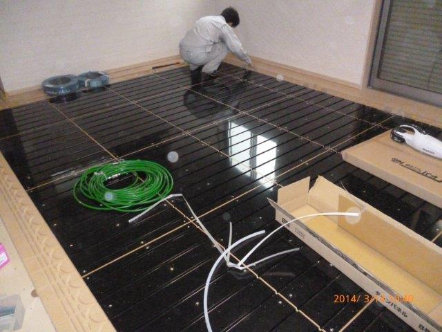 床暖房施工中　温水マットを敷設_e0207151_754621.jpg