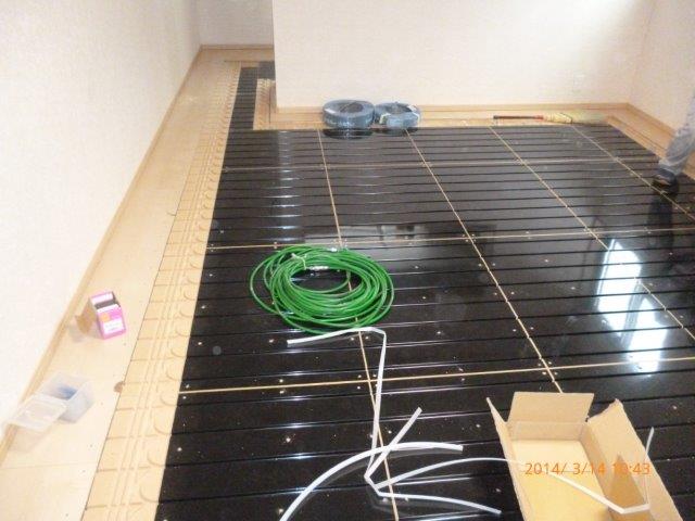 床暖房施工中　温水マットを敷設_e0207151_75624.jpg