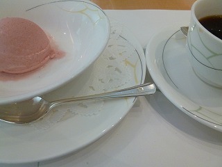 KAMIYACHO ホテルランチで頂いた桜アイス♪_a0165160_07110345.jpg