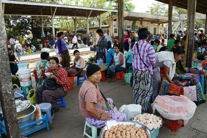 ミャンマーおすすめの旅～ヤンゴン環状線_e0171573_081216.jpg