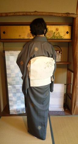 西陣織大会へ・お洒落な長羽織に桜の帯のお客様。_f0181251_180378.jpg