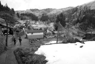 大量の残雪のため墓参り出来ない彼岸も多い中....去年..._b0194185_2342323.jpg