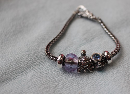 【本日のおしゃれ】 お誕生日や記念日に、一つずつ増やしていきたいニョ。 【TOROLLBEADS】_a0158724_17482358.jpg