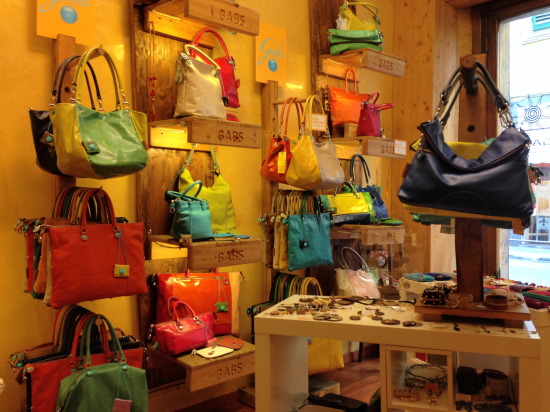 カラフルで可愛いバッグたち♪ フィレンツェおすすめ店 : 爽やか カラフルで可愛いバッグたち♪ フィレンツェおすすめ店 : 爽やか